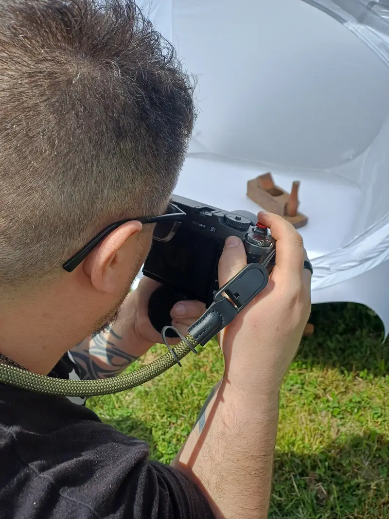 Jakub T. Jankiewicz podczas sesji fotograficznej w Domku Tkaczki